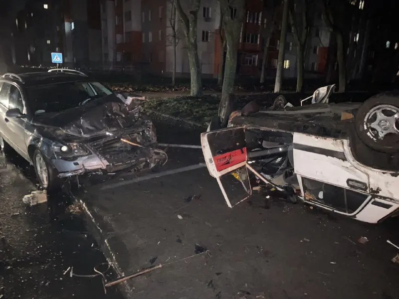 Від удару автівка перекинулася на дах: у Харкові сталася ДТП з постраждалими (ФОТО)