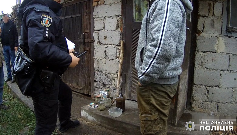Жителя Хмельниччини арештували за зберіганні цілої копни конопель (ФОТО)