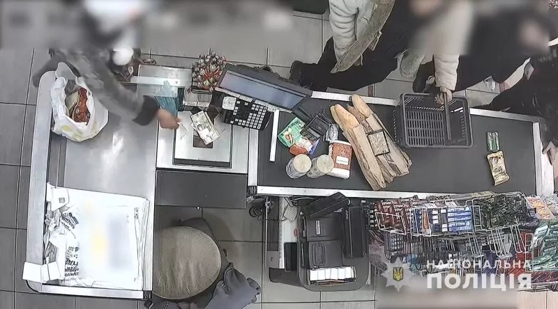 На Полтавщині жінка розрахувалася за товар у супермаркеті викраденою з каси готівкою, але потрапила на камеру (ВІДЕО)