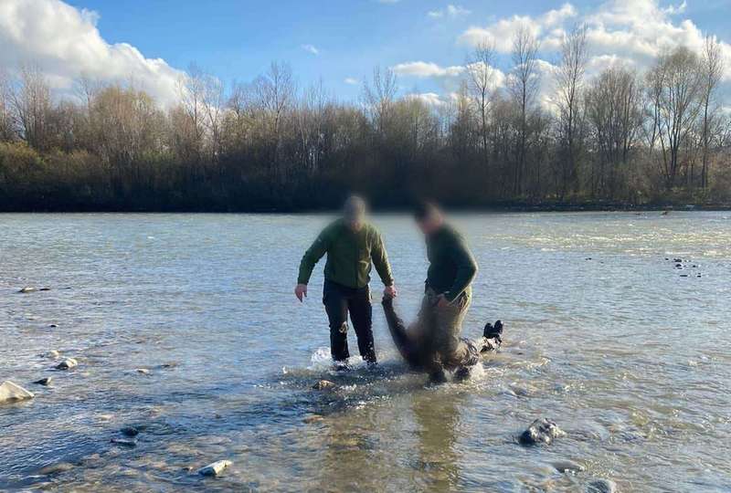 Намагались перетнути кордон: Батько та син на Закарпатті ледь не втопилися у річці (ФОТО)