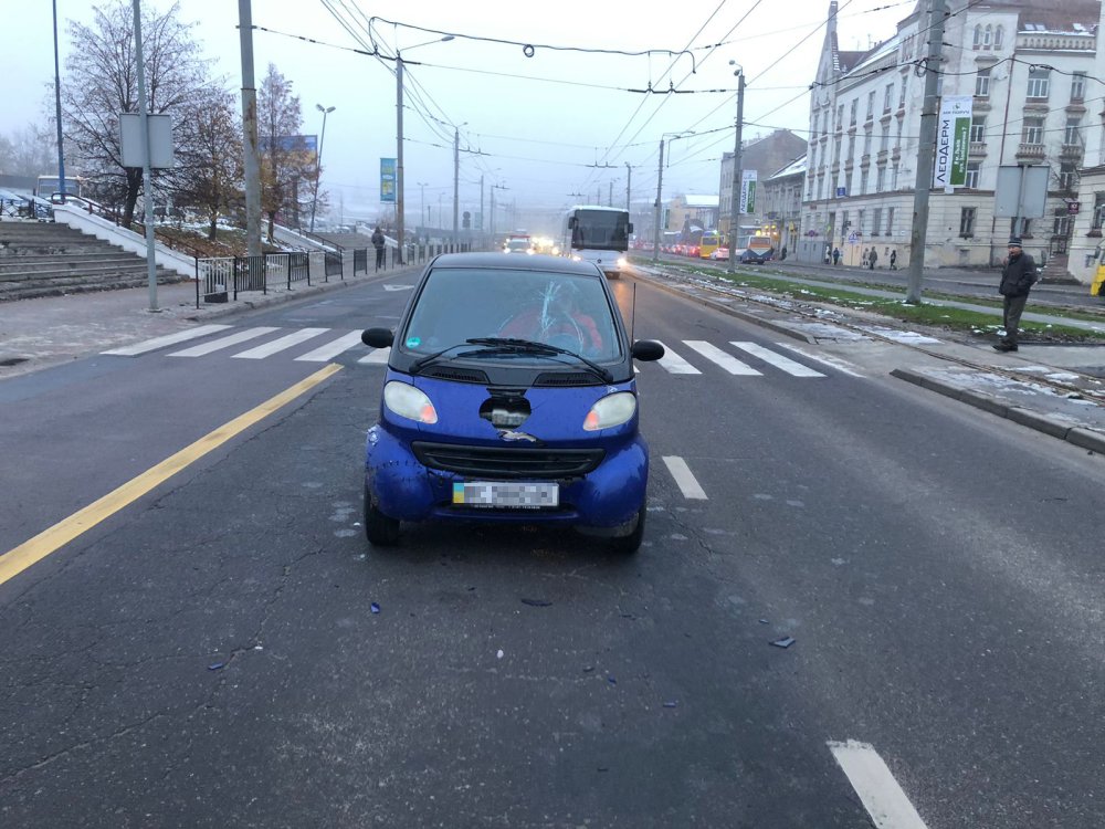 У Львові легковик «Smart» збив дівчинку на пішохідному переході (ФОТО)