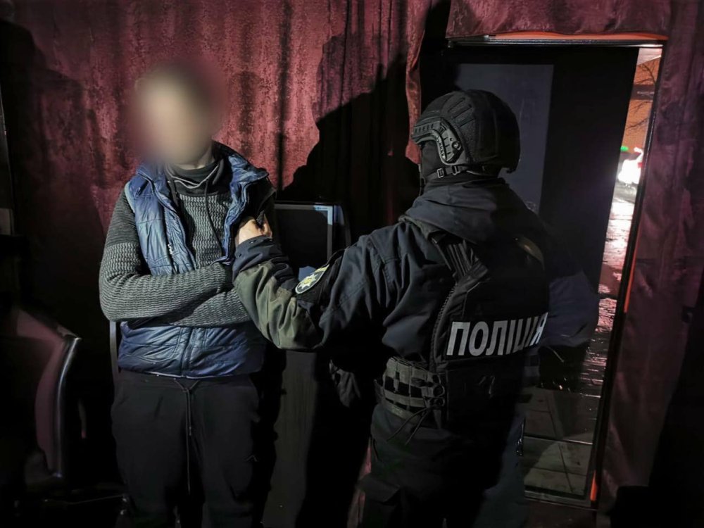 Поліцейські Київщини ліквідували незаконний ігровий заклад (ФОТО)