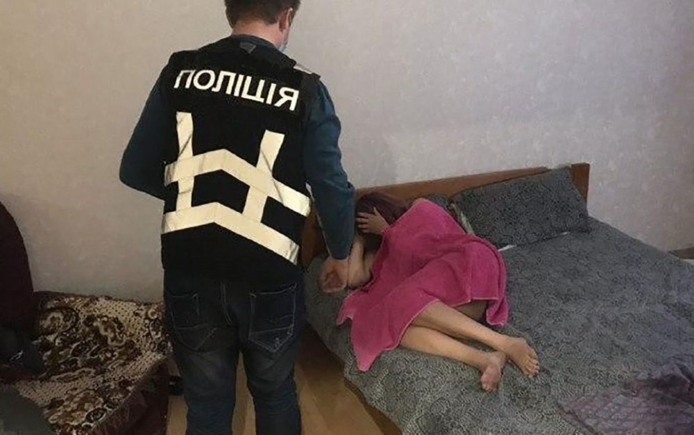 Втягувала дівчат у проституцію: столичну сутенерку викрила поліція Київщини (ВІДЕО)
