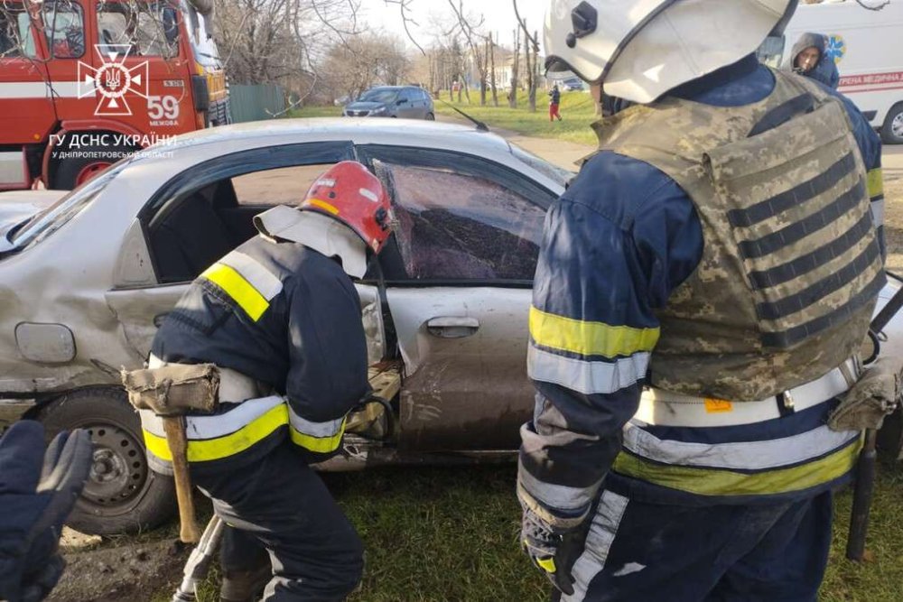 У Дніпропетровській області в ДТП постраждали троє людей, жінку затисло в машині (ФОТО)