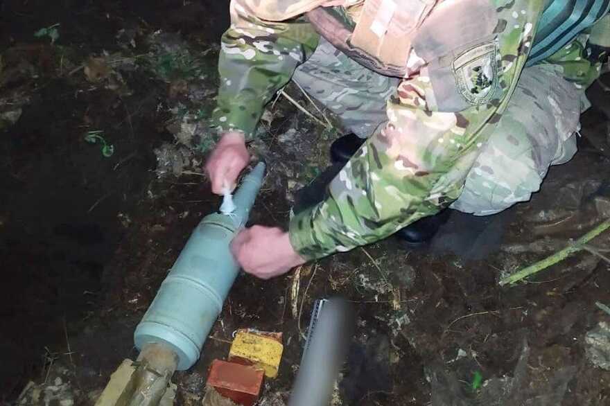 На Київщині чоловік знайшов у лісі та приніс додому танковий снаряд