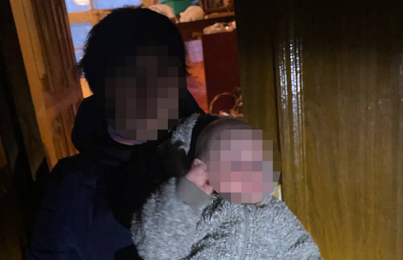 Сморід і антисанітарія: київські соцпрацівники забрали 4-місячне немовля з родини (ФОТО)