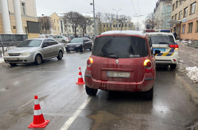 У Вінниці дівчина за кермом Renault збила жінку на пішохідному переході