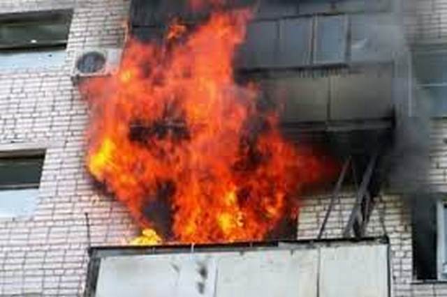 В Миколаєві загорівся балкон в п’ятиповерхівці