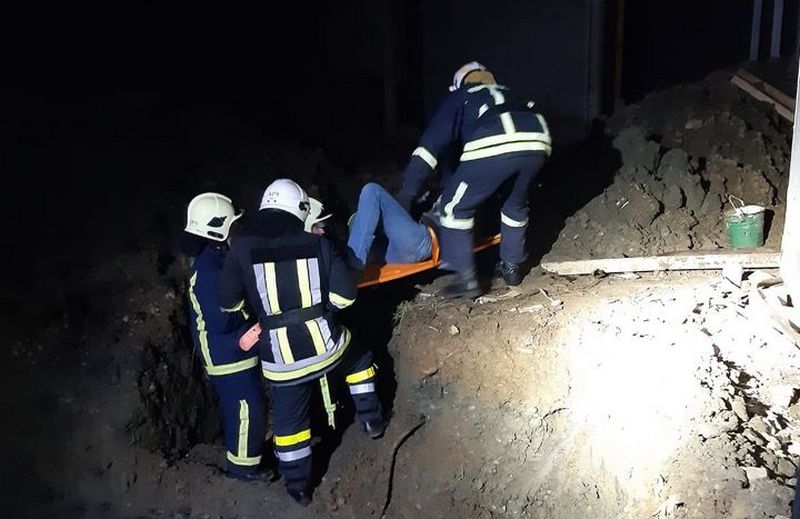У Франківську чоловік впав у котлован на будівельному майданчику: знадобилася допомога рятувальників (ФОТО)