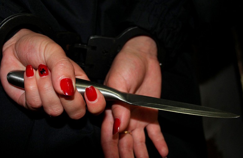 У Дніпропетровській області п'яна жінка вдарила співмешканця ножем у груди