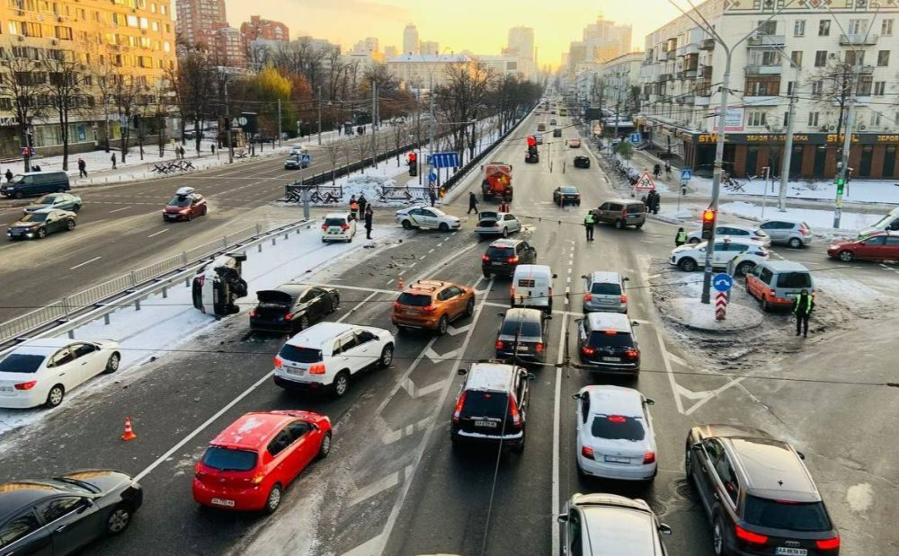 У Києві сталася масштабна ДТП з п’ятьма авто (ФОТО)