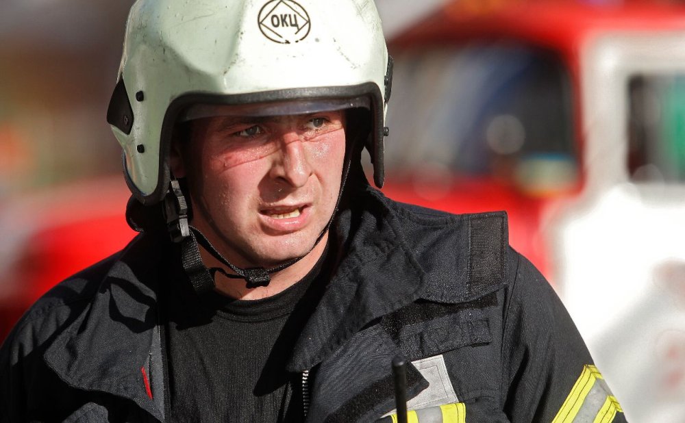 Витягли на свіже повітря й передали лікарям: у Дарниці пожежники врятували чоловіка