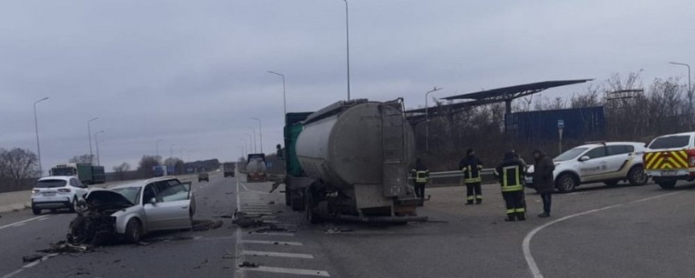 Двоє загиблих та поранені: на трасі Одеса-Київ легковик врізався у вантажівку