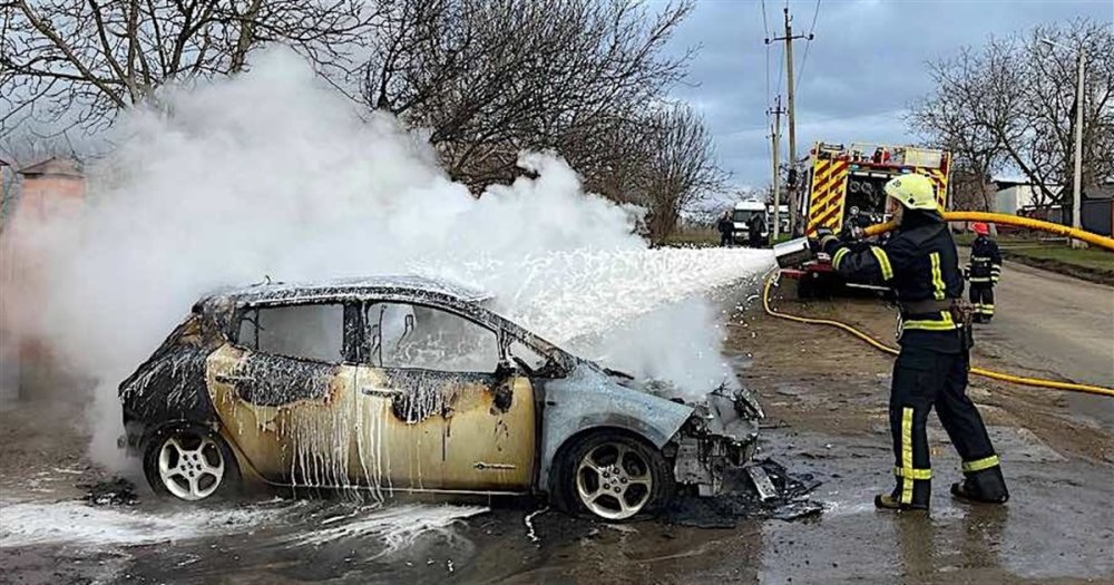 Згорів за 5 хвилин: серед білого дня в Ізмаїлі спалахнув електромобіль (ФОТО)