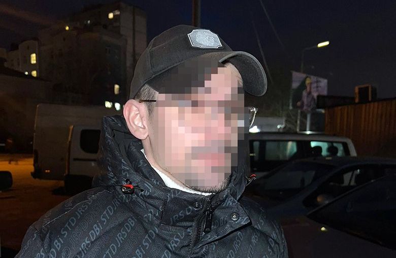 У Києві спіймали «закладника» з наркотиками в консервних банках (ФОТО)
