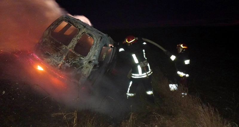 На Дніпропетровщині водій ледь не загинув у палаючому автомобілі
