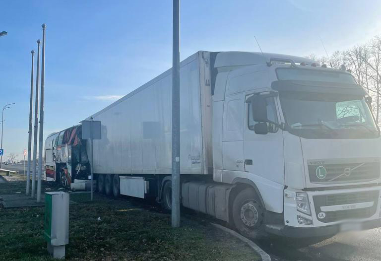 На Житомирщині зіткнулися вантажівка та рейсовий автобус, є загиблі та поранені (ФОТО)