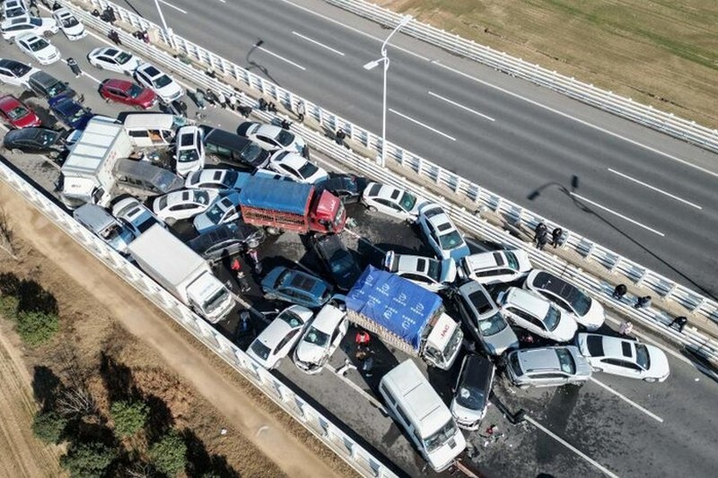 У Китаї вантажівка врізалась у похоронну процесію: 17 загиблих та багато поранених