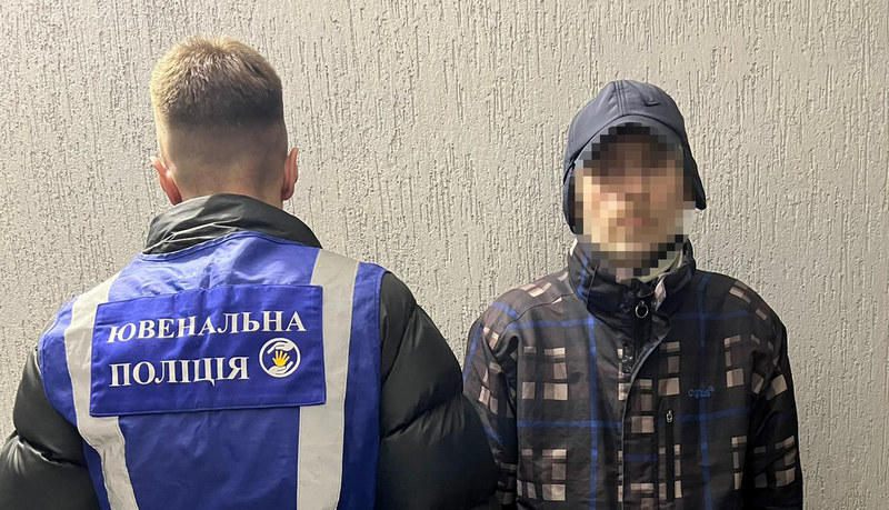 У Києві поліцейські виявили у телефоні підозрілого чоловіка купу порнофайлів