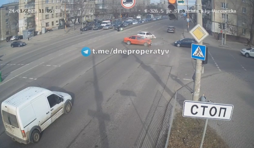 У Дніпрі на Слобожанському проспекті Opel протаранив Lanos (ВІДЕО)