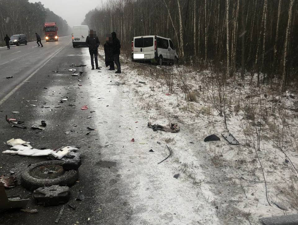 Внаслідок масштабної ДТП на Рівненщині пошкоджені 4 автівки та постраждали 6 людей (ФОТО)