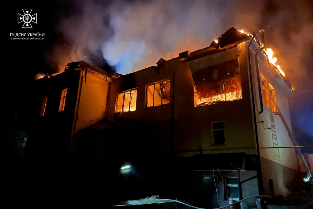 У Дніпрі пожежа охопила двоповерховий будинок (ВІДЕО)