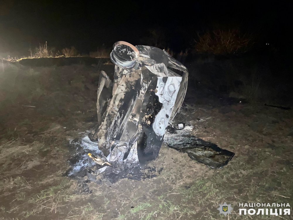 У ДТП на Миколаївщині перекинувся та спалахнув легковик, поліція шукає свідків (ФОТО)
