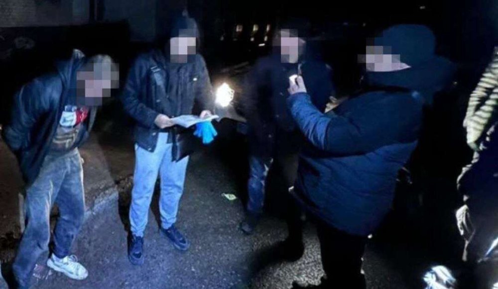 У Дніпрі затримали чоловіків, що обливали кислотою машини (ВІДЕО)