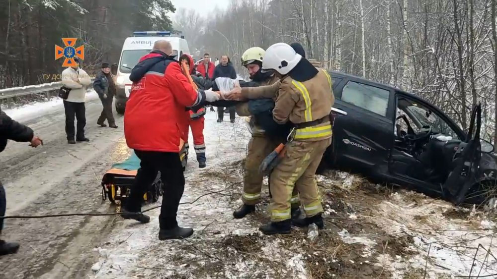 На Сумщині рятувальники вивільнили пораненого водія із розбитої автівки (ВІДЕО)