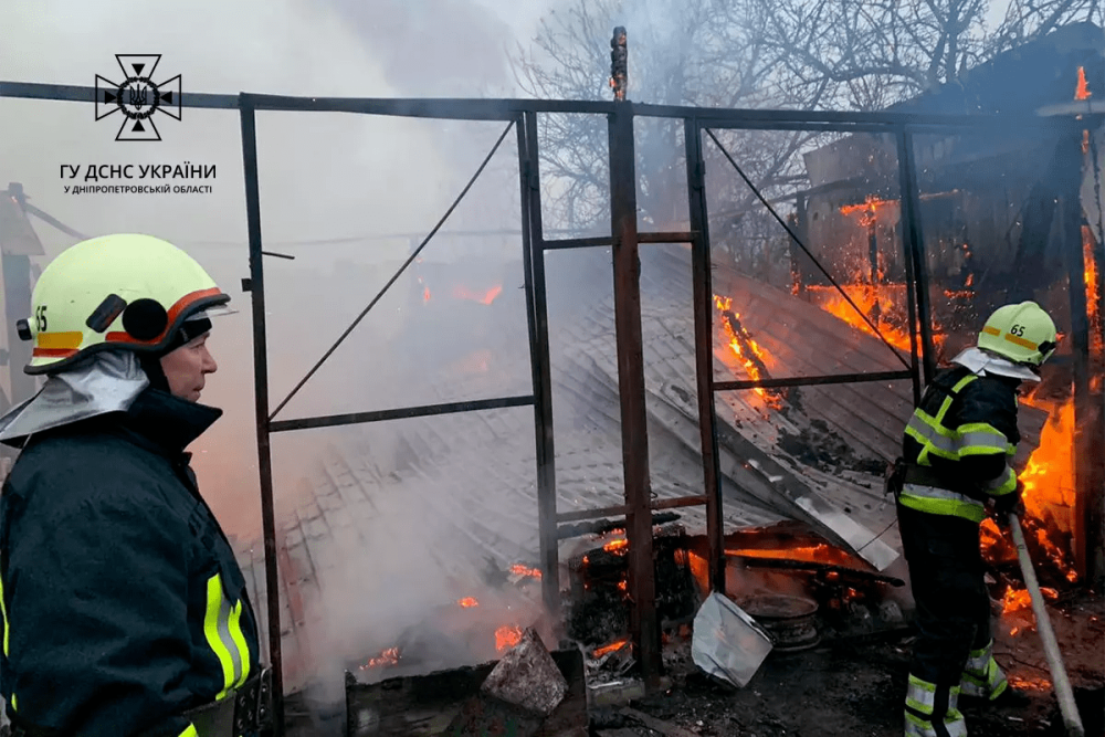 У Дніпровському районі загорівся трактор та гараж (ВІДЕО)
