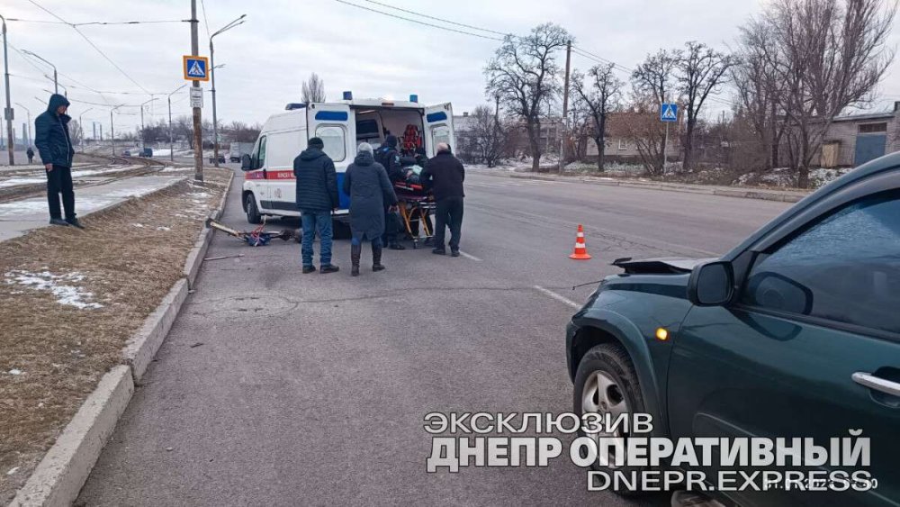 У Дніпрі на з'їзді з мосту Toyota збила велосипедиста