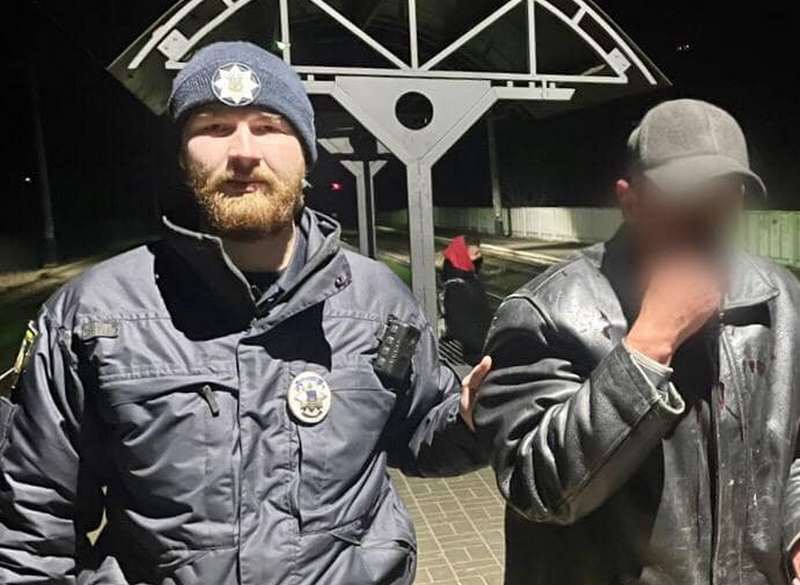 Ударив брата ножем і намагався втекти: поліцейські Київщини затримали зловмисника на вокзалі