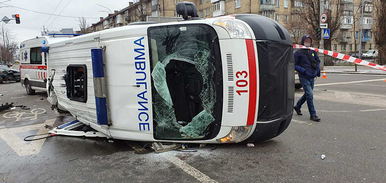 У Києві автівка швидкої допомоги потрапила в ДТП (ФОТО)