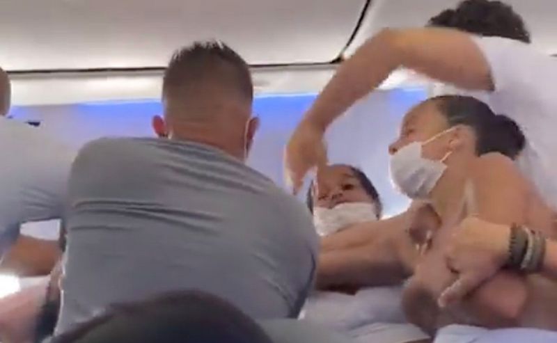 Масова бійка на борту бразильського літака: 15 жінок зчепилися за місце біля вікна (ВІДЕО)