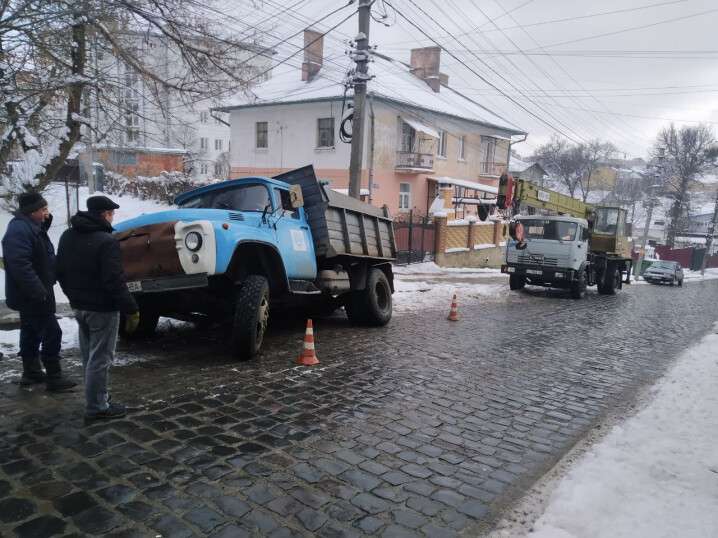 У Чернівцях на відремонтованій вулиці вантажівка провалилася в яму (ФОТО)