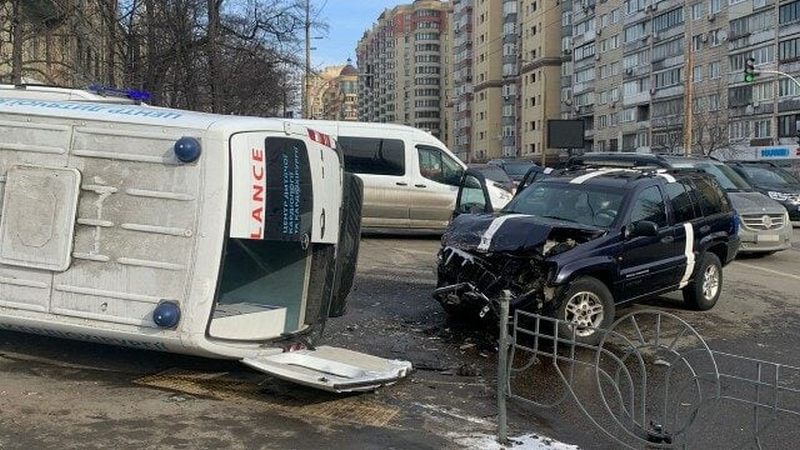 У Києві джип влетів у швидку, що везла немовля