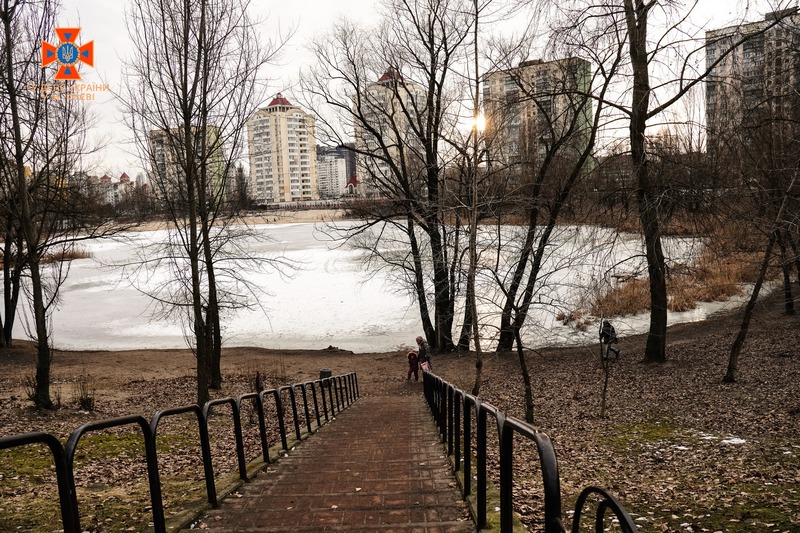 На одному з київських озер 12-річний хлопчик провалився під кригу (ФОТО)
