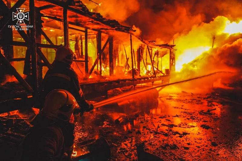 У Києві сталась масштабна пожежа на території Гідропарку (ВІДЕО)