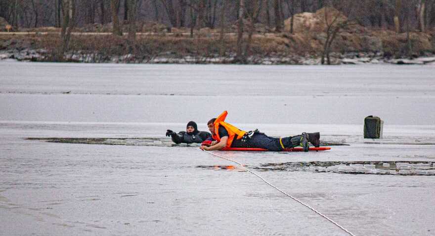На річці Дніпро у Києві людина провалилась під лід (ВІДЕО)