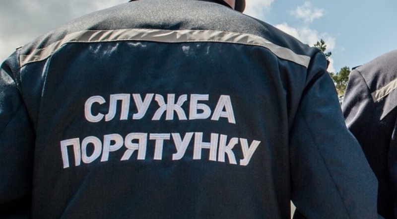 На Дніпропетровщині рятувальники витягли хлопчиків, які потрапили у шахту колектора (ВІДЕО)