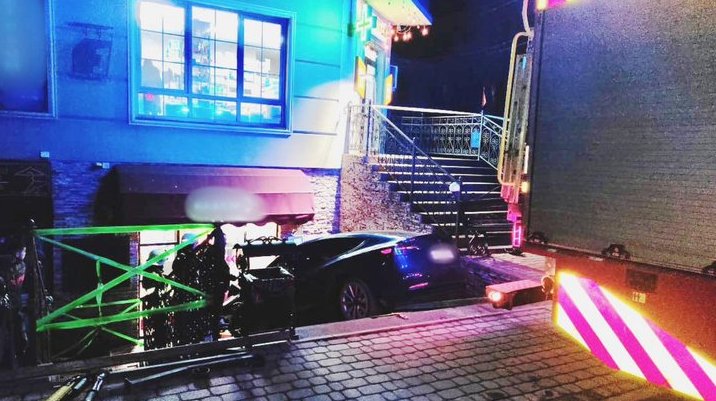Водійка Tesla на смерть збила пішохідку, паркуючись у Коломиї (ФОТО)