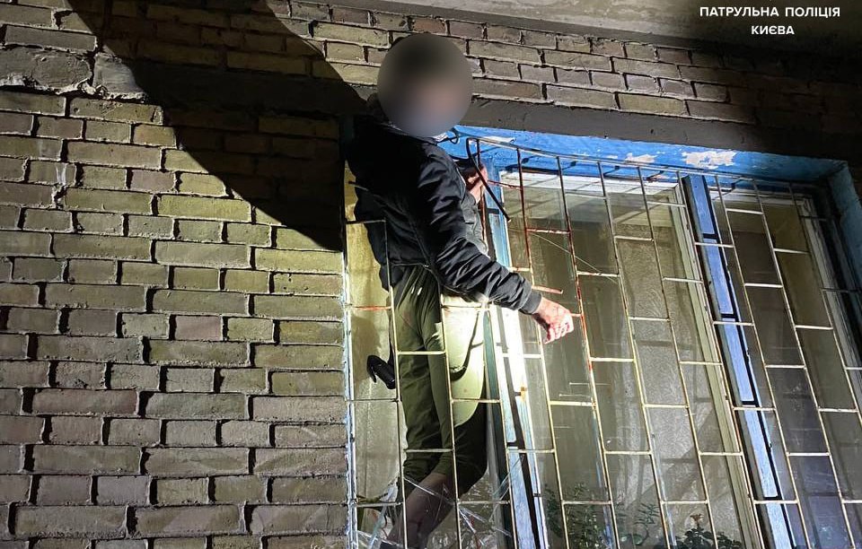 У столиці чоловік намагався потрапити у квартиру через вікно та застряг в решітці