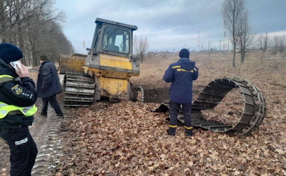 На Київщині бульдозер підірвався на протитанковій міні (ФОТО)