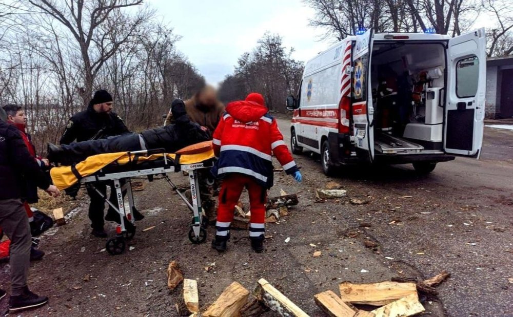 На Київщині зіткнулися легковик і мікроавтобус із дровами: є постраждалий (ФОТО)
