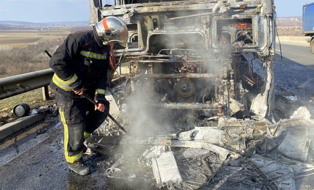Згоріла вщент: На трасі Київ - Одеса спалахнула вантажівка (ФОТО)