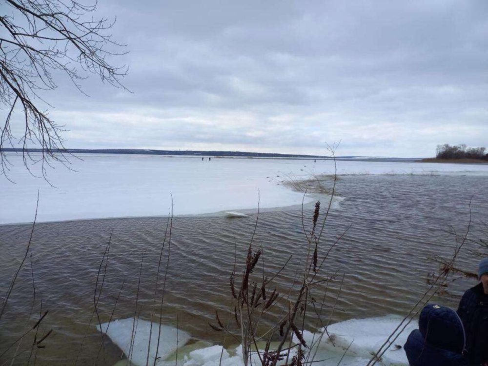 На Кам'янському водосховищі відкололася крижина з 30 рибалками (ФОТО)