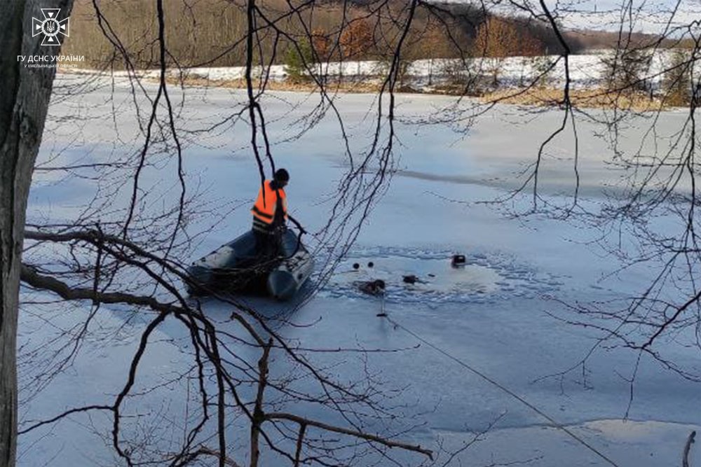 На Хмельниччині рятувальники дістали з водойми тіла двох рибалок