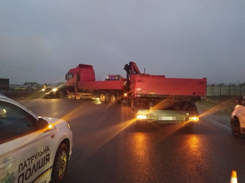 На Рівненщині вантажівка викинула легковик у кювет, постраждала жінка (ФОТО)