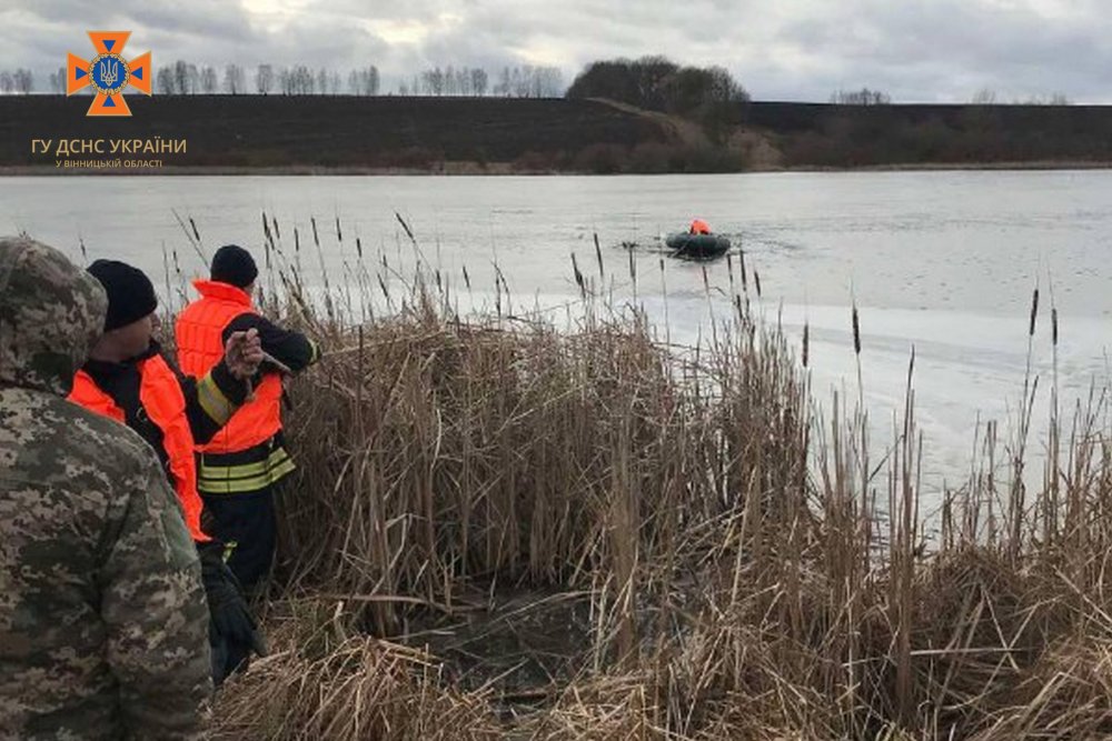 На Вінниччині рятувальники дістали із ставка тіло необачного рибалки (ФОТО)