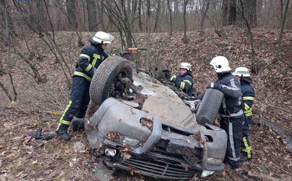 На Київщині автомобіль вилетів з дороги та перевернувся
